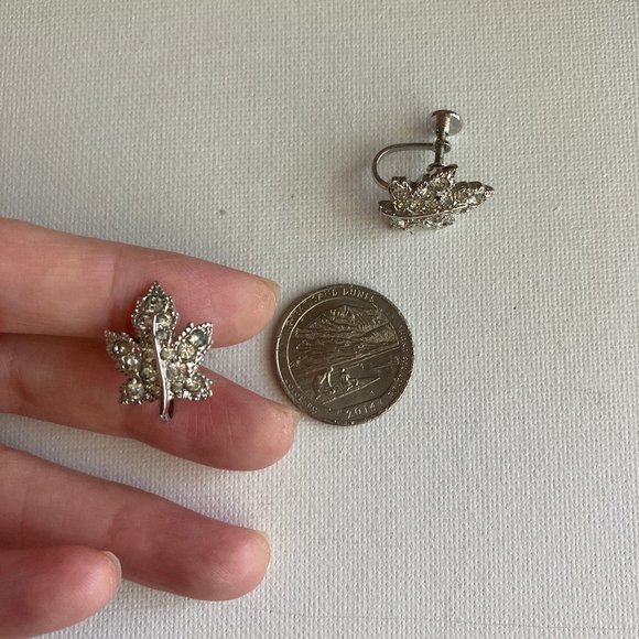 Vintage Keyes Aurora Borealis Rhinestone Maple Leaf Screw Back Earrings - Picture 6 of 7